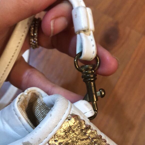 Vintage White and gold leather clutch purse with straps. - Picture 9 of 11